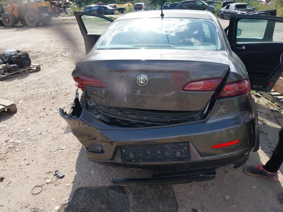 Продавам Алфа Ромео 159 на части