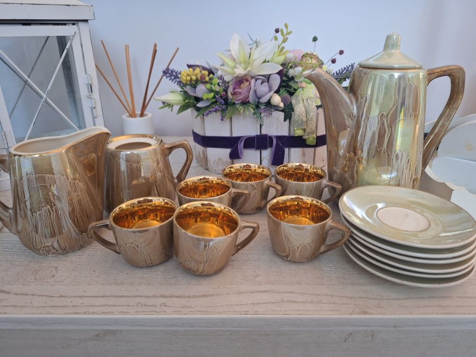 Set de ceai sau cafea de culoare aurie, cu irizații perlate