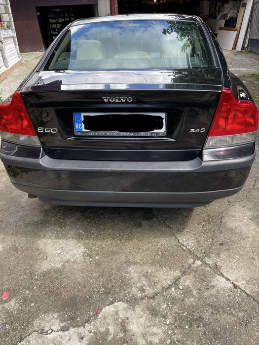 Vând Volvo S60 (an 2004) – RADIAT DEFINITIV pentru piese / donatoare