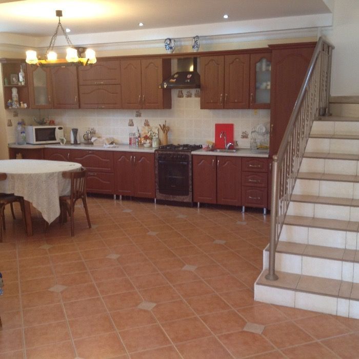 Продам 3 этаж. дом общ. пл. 350 кв. м., 6комн., участок 11 соток