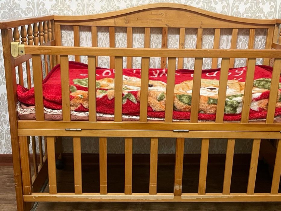 Детская деревяная кроватка