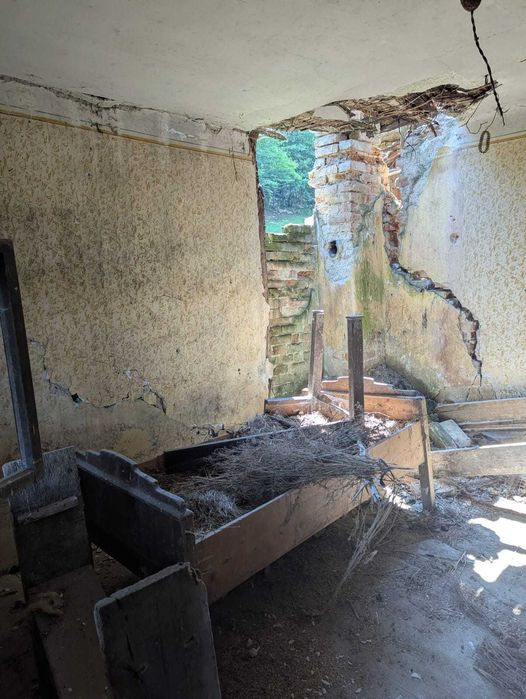 Casa batraneasca nelocuibila in brad