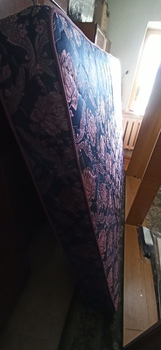 Двухспальная кровать.