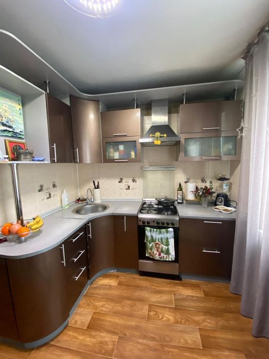 Кухня угловая  с нержавеющей раковинной