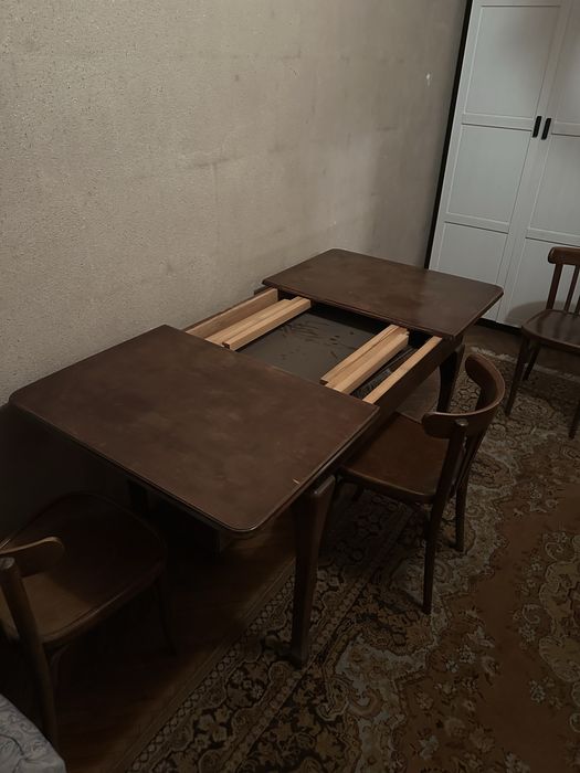 Masă extensibilă din lemn masiv + 4 scaune