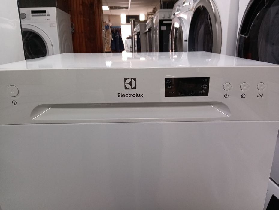 Малка свободно стояща съдомиялна кубче Elektrolux с 2 години Гаранция