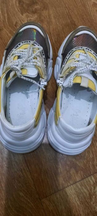 Кожаные кроссовки на весну-осень на девочку