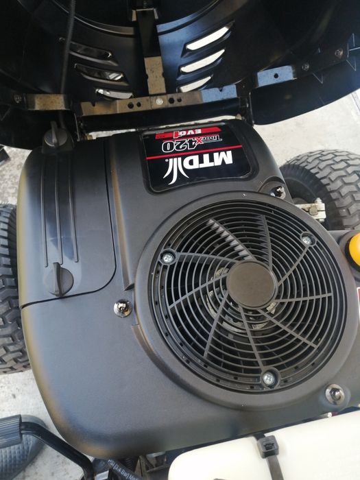 Tractoras gazon mtd black edition.