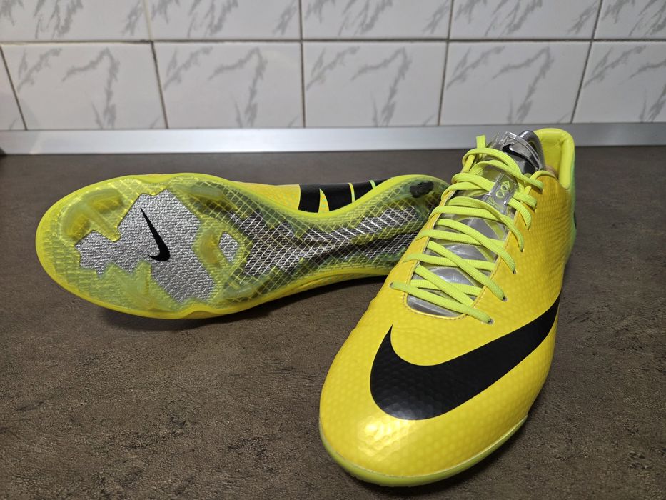Vand ghete de fotbal profesionale Nike Mercurial Vapor IX ACC FG Vibrant Yellow/Black/Neo Lime in stare impecabila.
Nr. 46 
Pret 800 lei