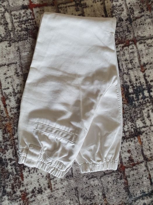 Стильные белые джинсы