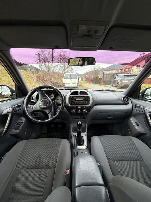 Toyota RAV-4 anul 2003