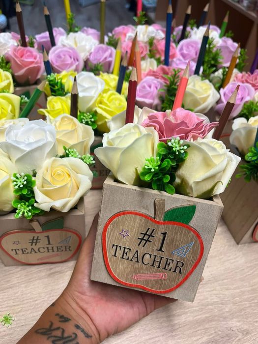 Букети от сапунени рози и изкуствени цветя