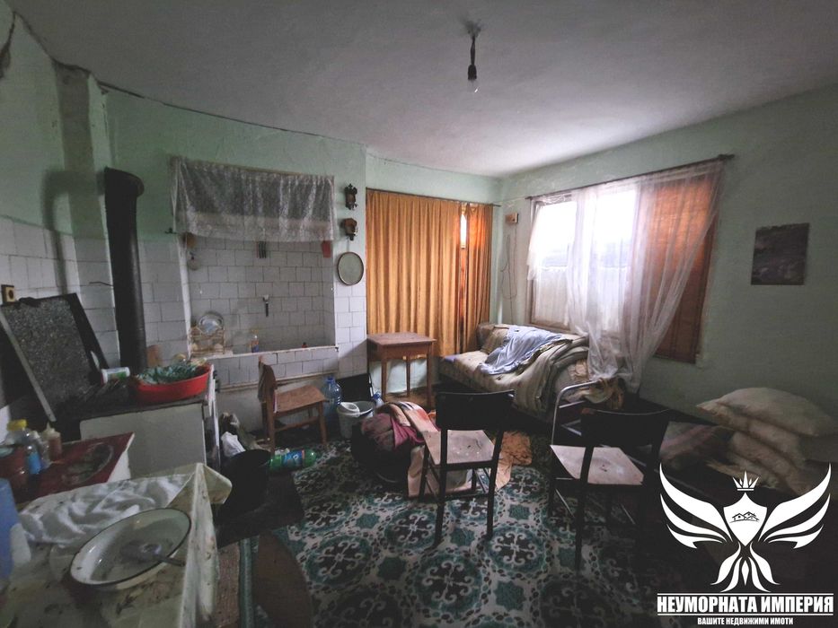 Продавам едноетажна къща с постройки 110РЗП и 1700кв. двор в село Искра на първа линия асфалтов път