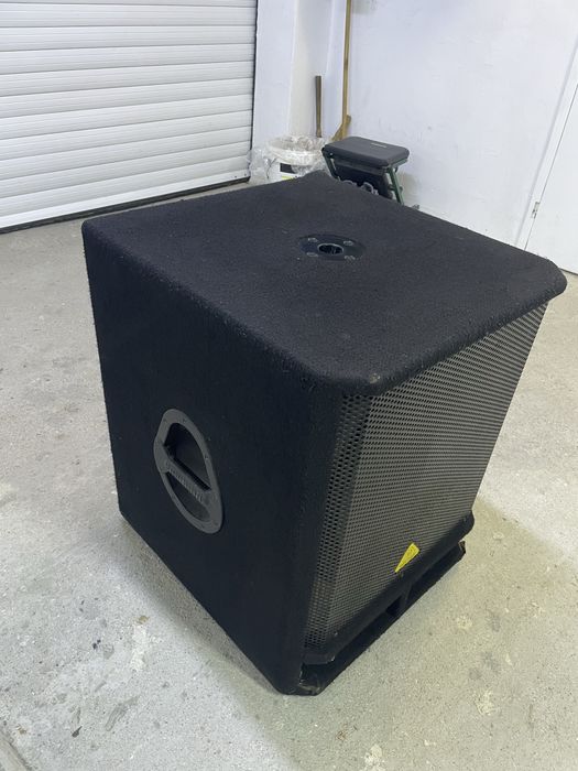 Активна Behringer 18”