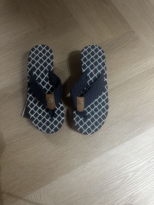Vand papuci tommy hilfiger noi
