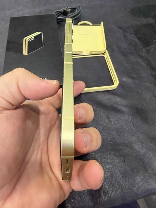 Продавам Samsung Z FLIP 6