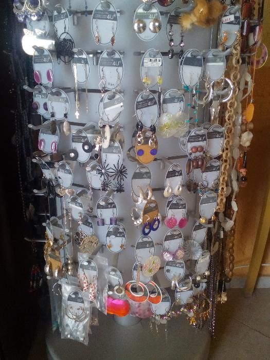 Бижута и въртящ стелаж за бижута