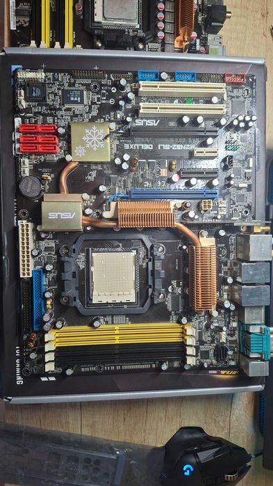 Placa de baza premium ASUS M2N32-SLI DELUXE/Wireless Edition