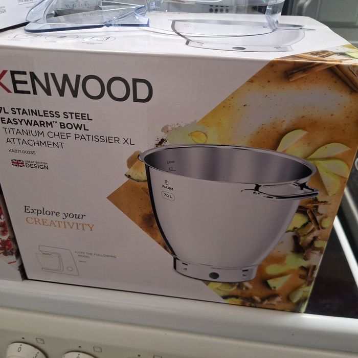 Кухненски робот тестомесачка Kenwood с функция втасване,кантар,подгряв