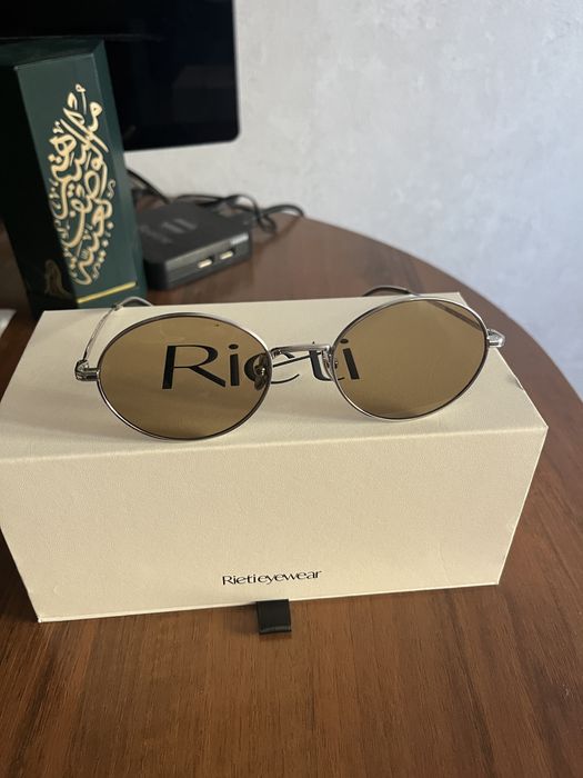 Солнцезащитные очки.