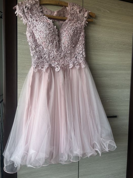 Vand rochie . Nu are nici un defect , a fost purtata o singura data