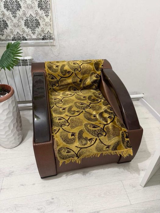 продается Диван с двумя креслами чистые