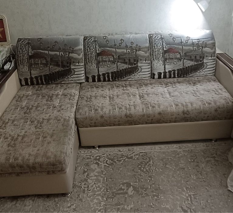 Диван бежевого цвета