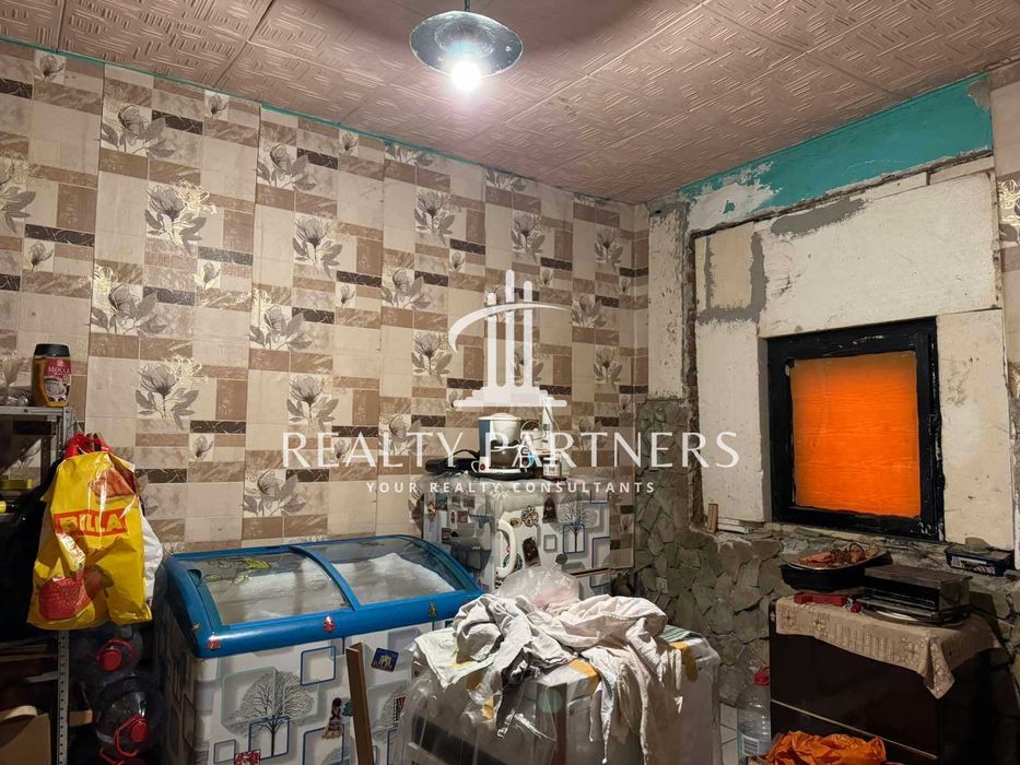 Продава Eтаж от къща - кв. Църква, гр. Перник