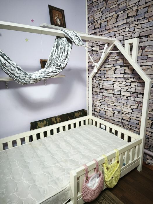 Продам.Кроватка-домик