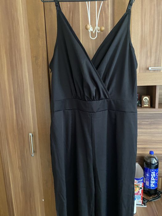 Salopeta negra eleganta cu decolteu in V ,fara maneci cu funda