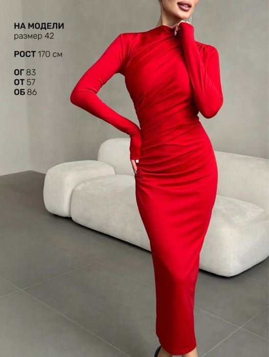 Женское длинное платье из бархата красная