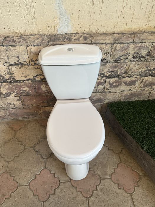 продается унитаз с комплектом