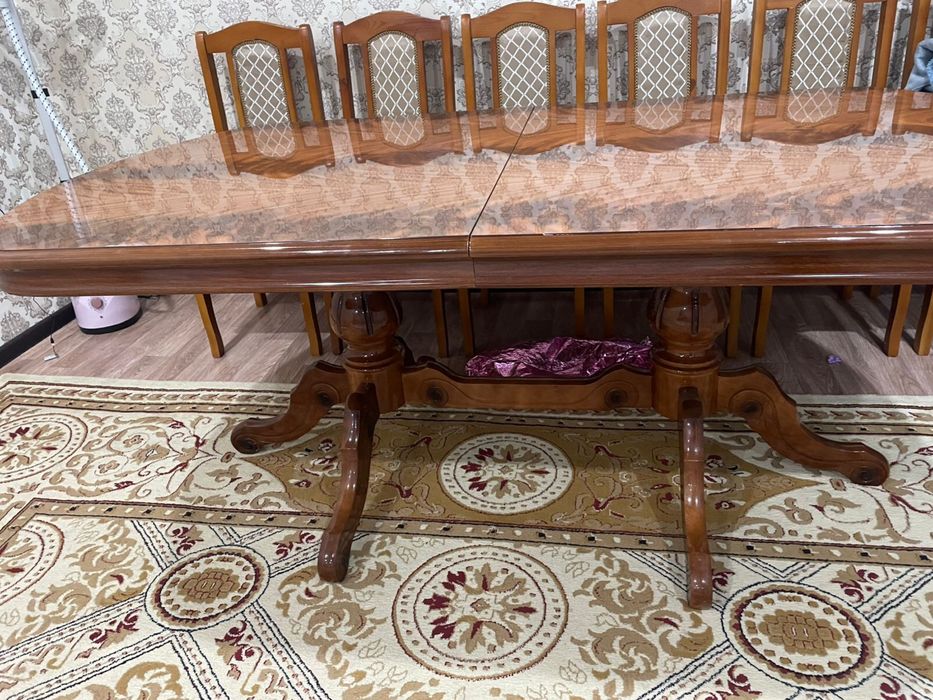 Стол со стульями