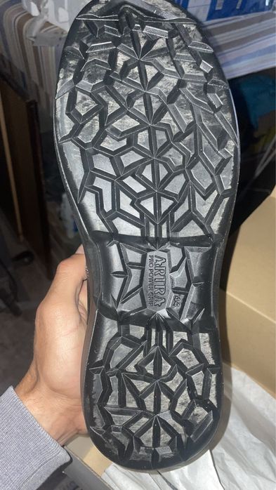 Чисто нови работни обувки