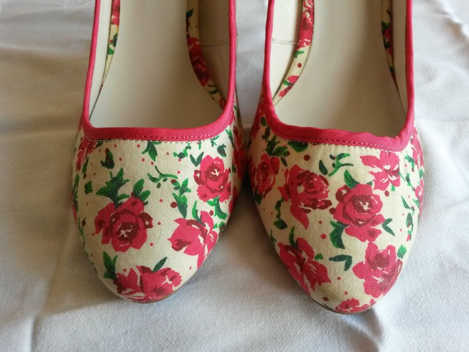 Маратонки Adidas, обувки на ток New Look