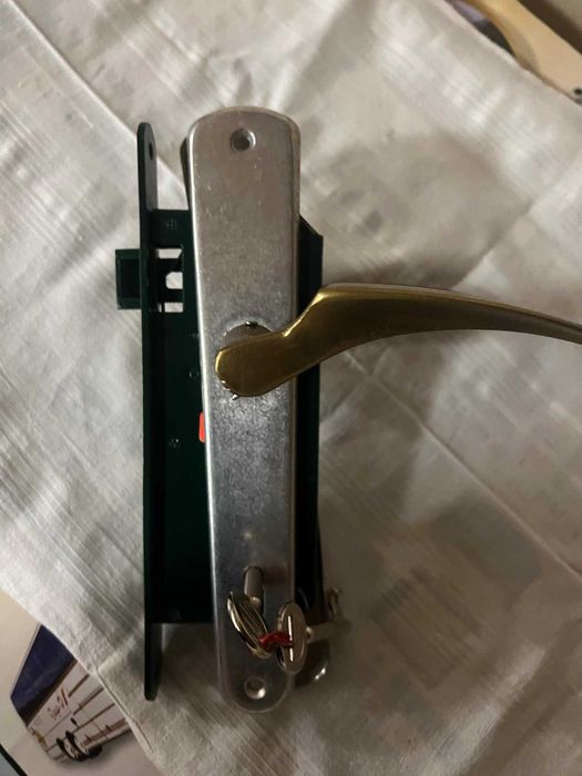 Секретна брава с дръжка