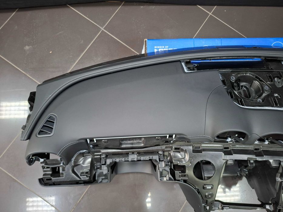 Ново Кожено Табло с Сив шев Mercedes W206 AMG