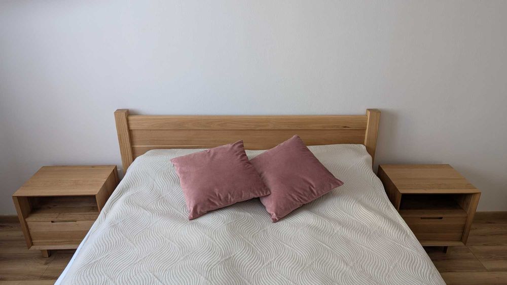 Mobilă nouă din lemn de stejar, lucrată manual la comandă.