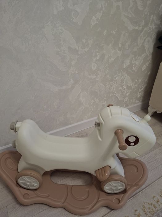Продам Лошадку качалку Беговел