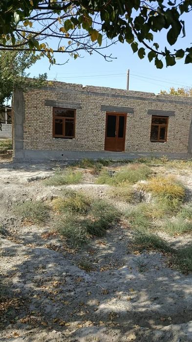 Shofirkon tumanida qurilishi bitmagan uchastka sotiladi