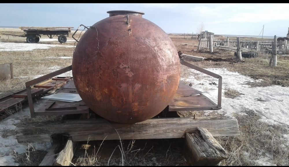 Продам цестерну, синтезатор. Цена 700000 тг