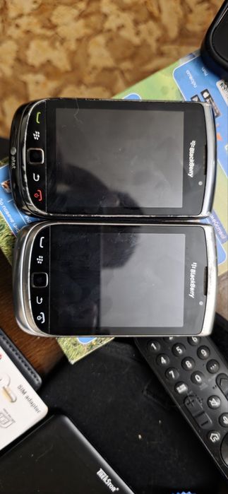 Продавам два blackberry телефона