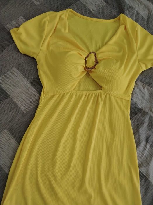 Нова е само е пробвана неми харесва как ми стои затова я продава