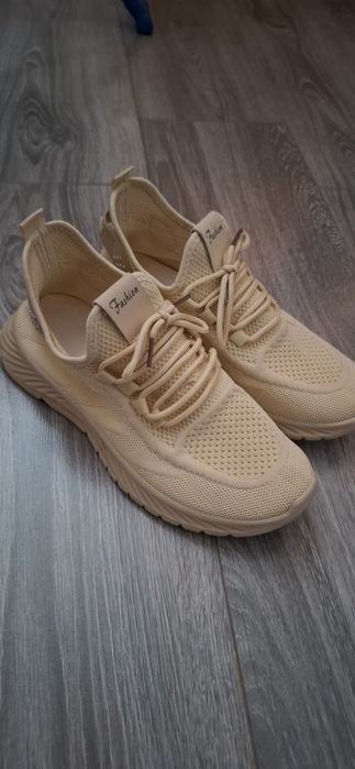 Продам женские кроссовки