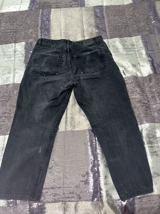 Тъмни скъсани дънки