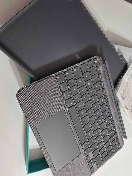 Husa cu tastatura si trackpad detasabile Logitech Combo Touch iPad Air