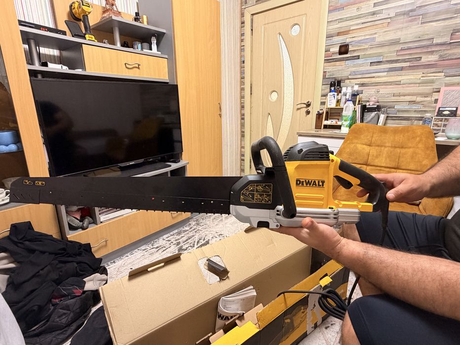 Електрически трион DeWalt DWE399, 1700W, 430мм, тегло 5,5кг