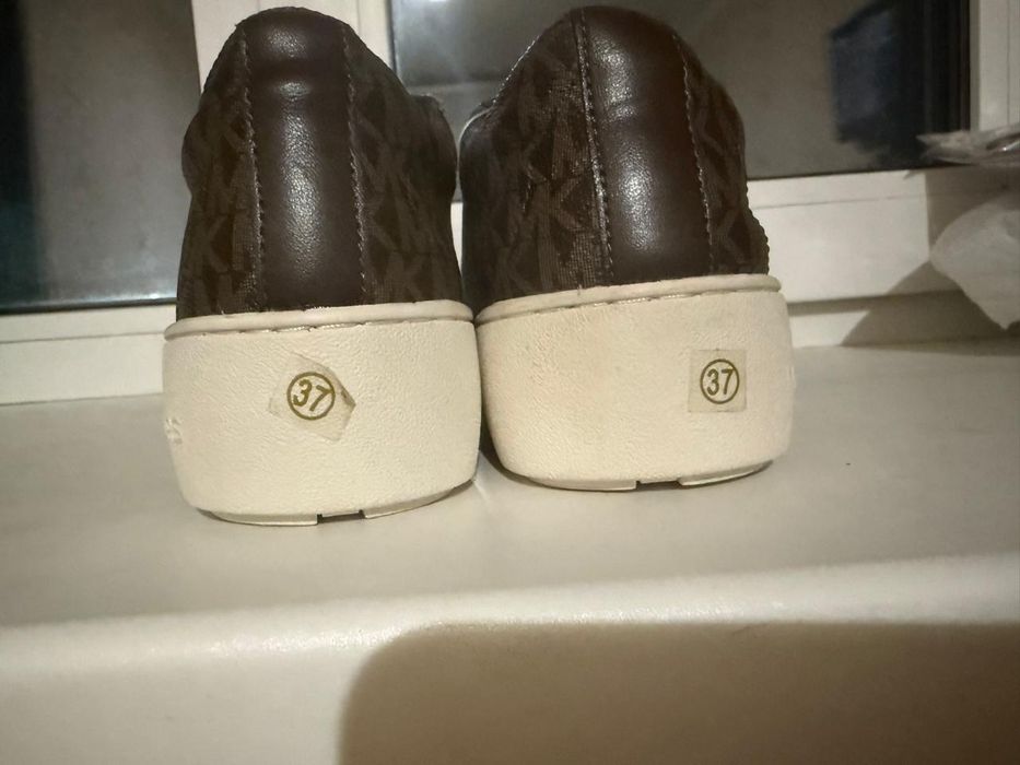 Продам кроссовки новые