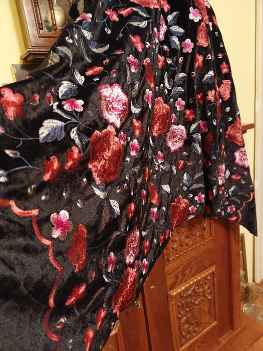 Material de poveste, catifea matasoasa brodata integral