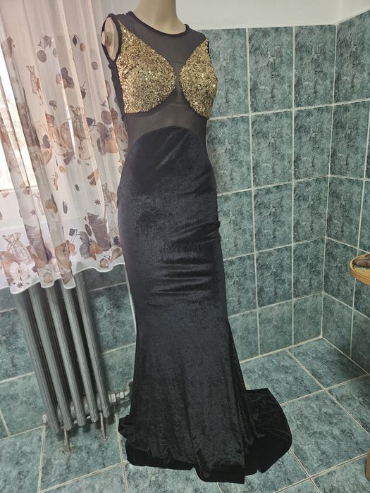 O superbitate de rochie din catifea neagră